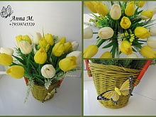 Композиция с желтыми и белыми тюльпанами.