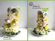 Парящая чашечка с нежными орхидеями и розами