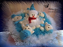 Новогодний букет из игрушек с мишками и снеговиком голубой