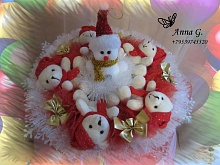 Новогодний букет из игрушек с мишками и снеговиком красный